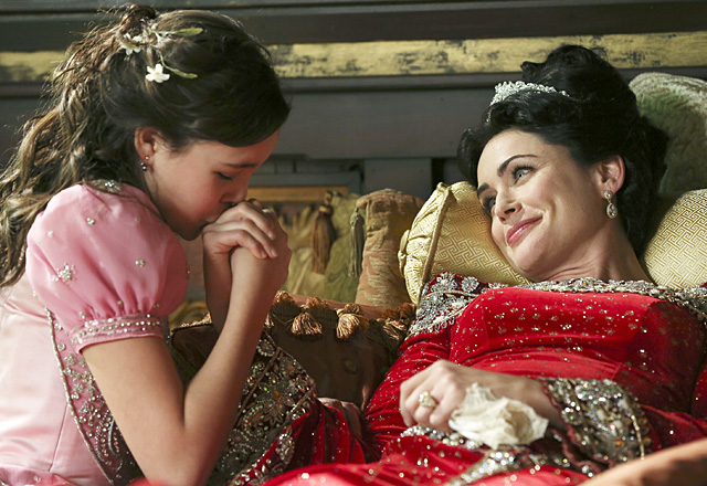 Exclusive Once Upon a Time First Look: Snow White's Mother Comes to ...