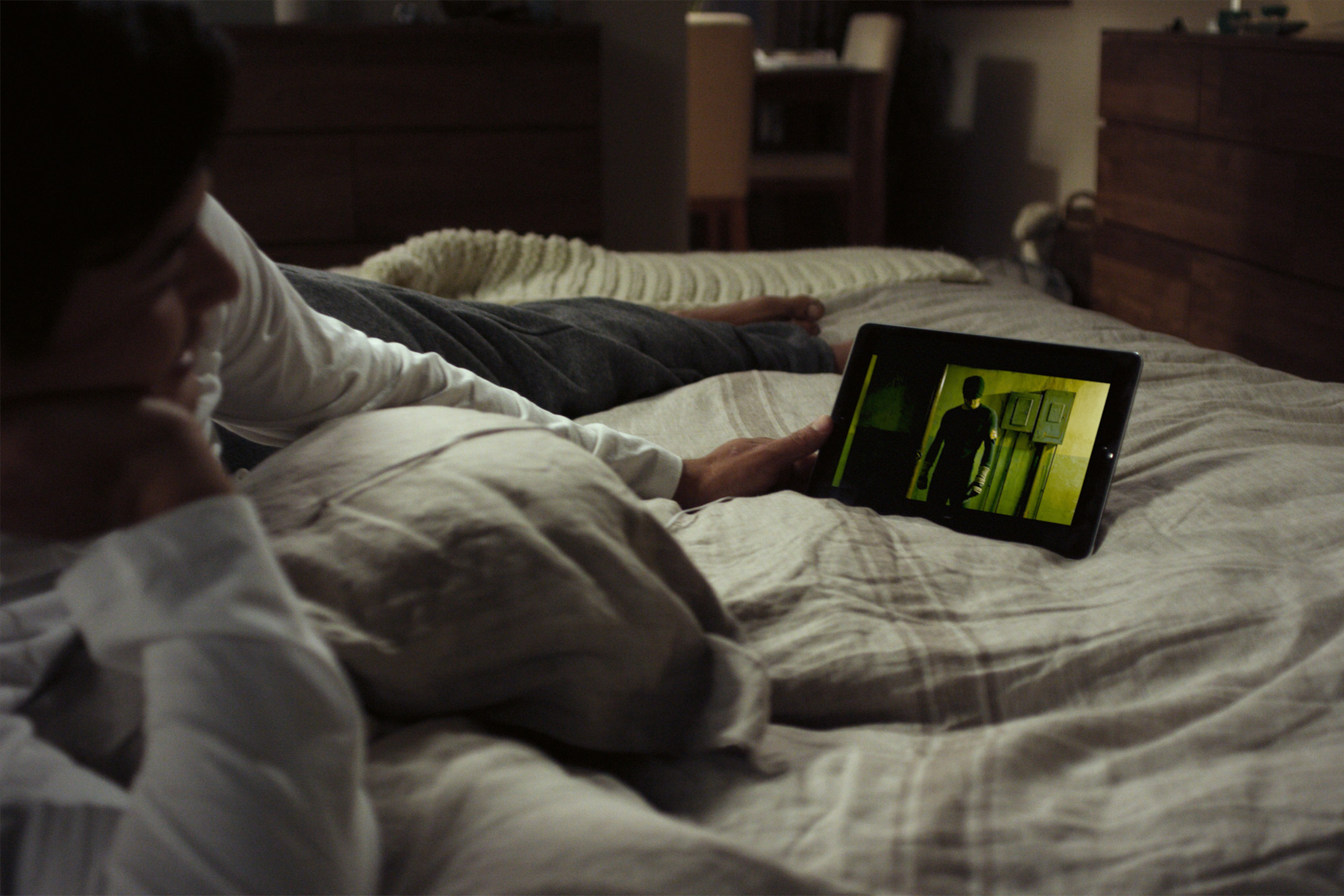 Watch movie s. Человек с телефоном в кровати. Вечер перед телевизором. Человек перед телевизором.