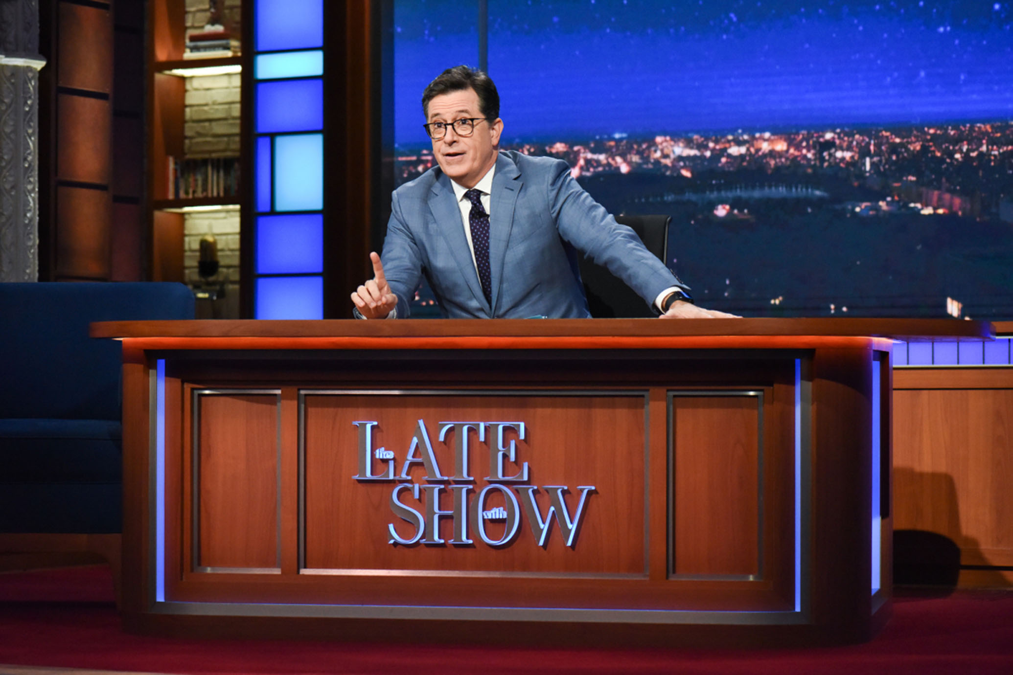 Люди американское шоу. Stephen Colbert show. Late Night show with Stephen Colbert. Stephen Colbert the late show.