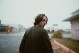 Pour toujours, plus un jour, Season 1 Episode 8 image