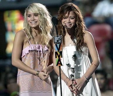 Ashley Olsen and Mary-Kate Olsen - 2004 MTV Video Music Awards in Miami, August 29, 2004