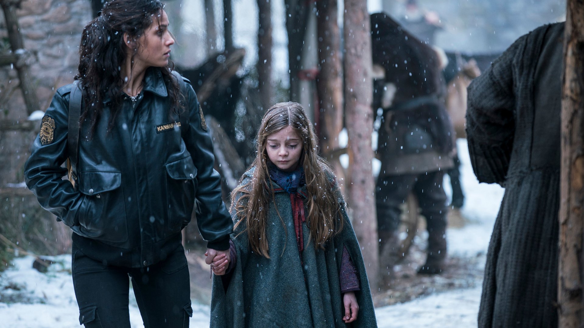 Adria Arjona as Dorothy, Rebeka Rea as Sylive Emerald City