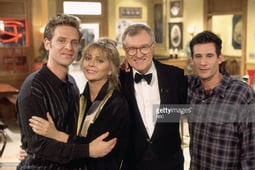 Caroline in the City, Season 2 Episode 23 image