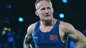 Hodet i klemme, Season 1 Episode 8 image