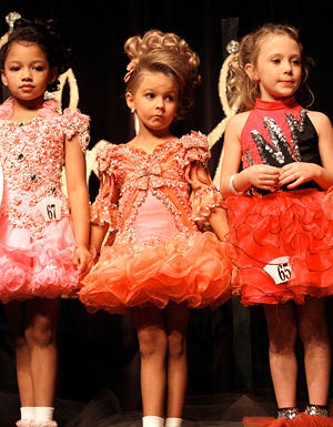 Toddlers & Tiaras - Karmen Walker (center) at the Souther Celebrity Beauty Pageant