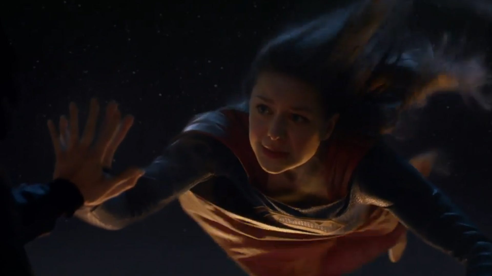 Supergirl, "Exodus": Alex tries to support Kara through the glass.