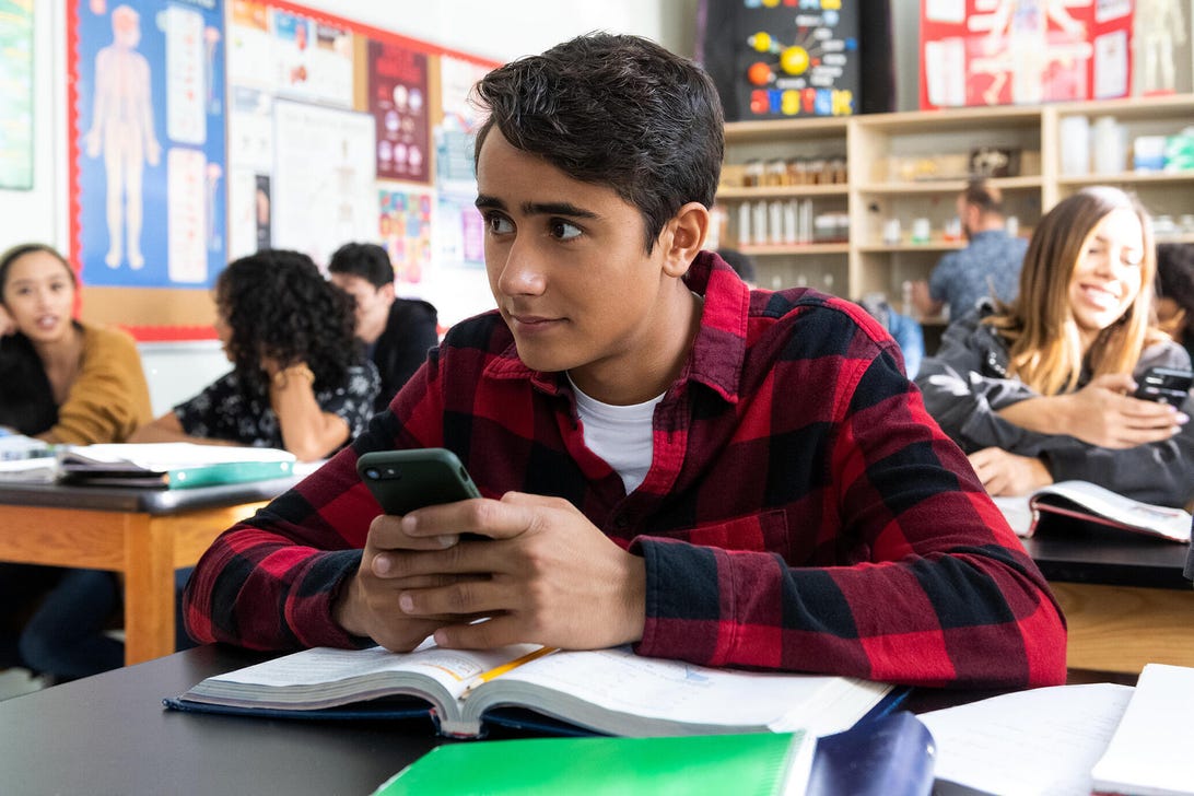 Love, Victor Review: Hulu's Love, Simon Spin-off Is a Coming Out Story We've Heard Before