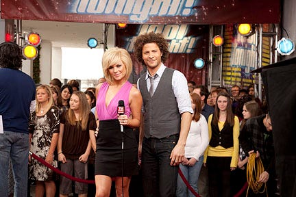 Idol Tonight - Hosts Kimberly Caldwell and Justin Guarini