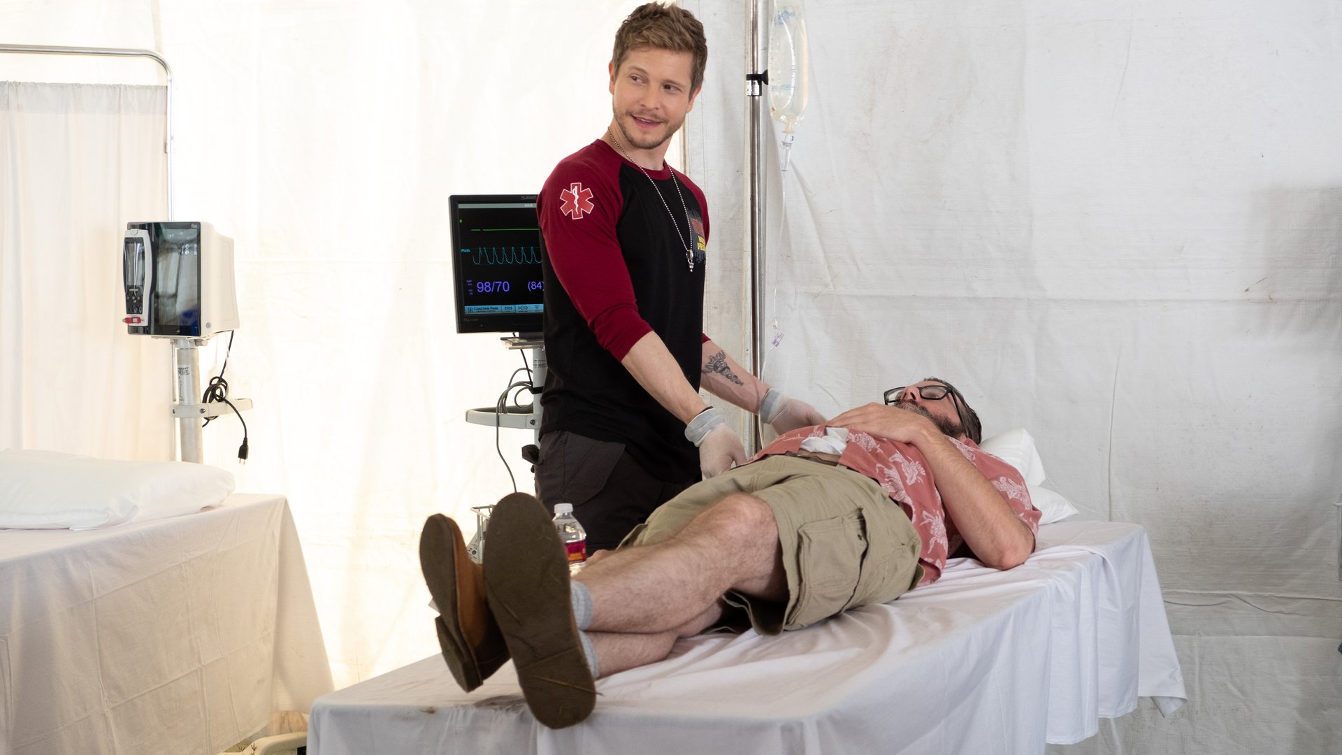 Matt Czuchry and Emily VanCamp in The Resident