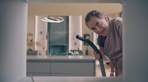 Man vs. Bee, Season 1 Episode 5 image