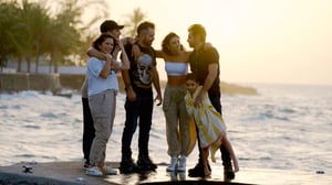 De Viaje Con Los Derbez, Season 3 Episode 1 image