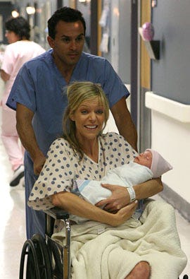 It's Always Sunny in Philadelphia - Season 6 - "Dee Gives Birth" - Kaitlin Olson