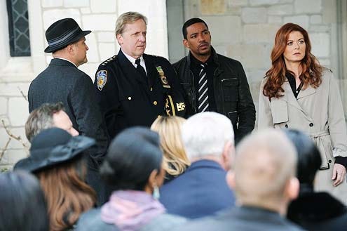 The Mysteries of Laura - Season 1 - "Pilot" - Laz Alonso and Debra Messing
