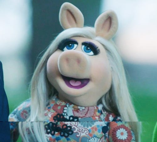 150921-news-muppets-miss-piggy-outfit-embed.jpg