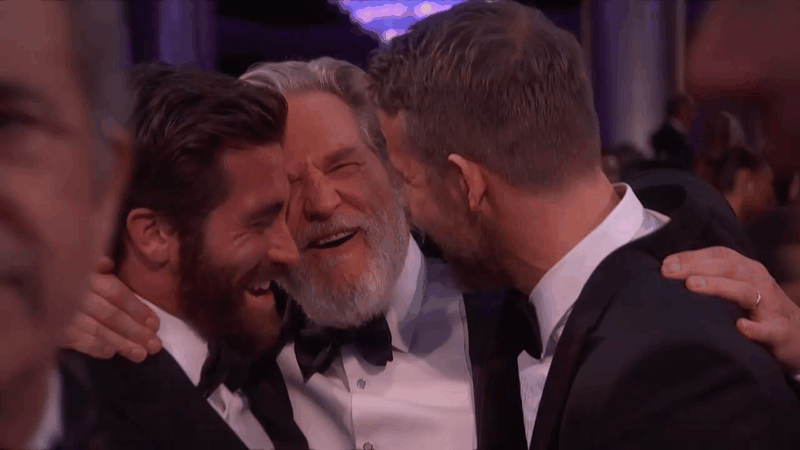 the-74th-annual-golden-globe-awards-kiss-2017-01-08.gif