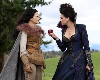 Once Upon a Time - Season 1 - "An Apple Red as Blood" - Ginnifer Goodwin, Lana Parrilla