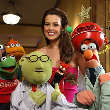 Muppets Christmas: Letters to Santa - Petra Nemcova with Kermit the Frog, Scooter, Dr. Bunsen Honeydew and Beaker