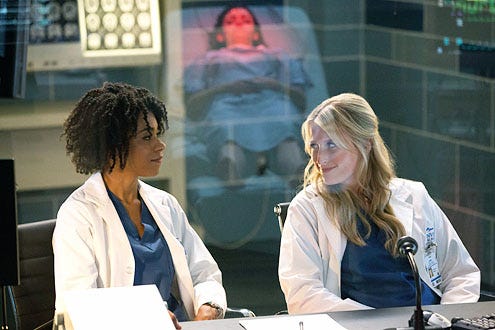 Emily Owens, M.D. - Season 1 - "Emily and... the Outbreak" - Kelly McCreary and Mamie Gummer