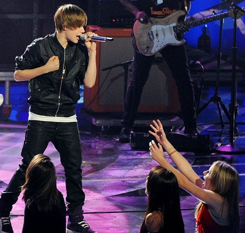 American Idol - Season 9 - Justin Bieber performs