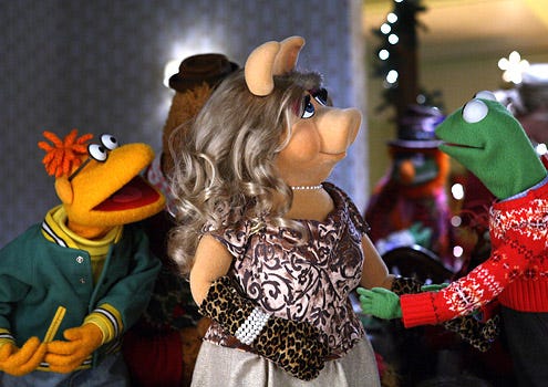 Muppets Christmas: Letters to Santa - Scooter, Miss Piggy and Kermit the Frog