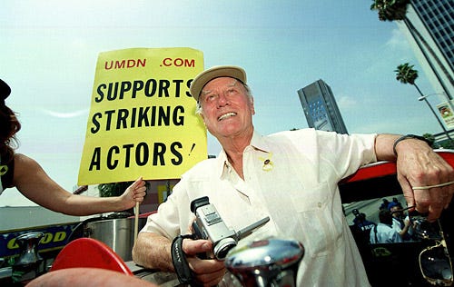 Larry Hagman - lends his support to SAG actors on strike, Hollywood, August 7, 2000