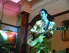 Lipstick on Your Collar, Season 1 Episode 2 image