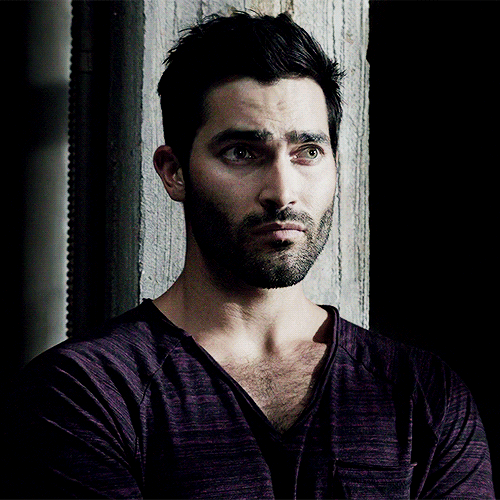hoechlin-beard-4.gif