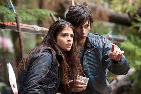 The 100 - Season 1 -  "Day Trip" - Marie Avgeropoulos and Devon Bostick
