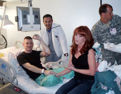 Kathy Griffin: My Life on the D-List - Season 4 - Kathy and troops at Walter Reed Hospital