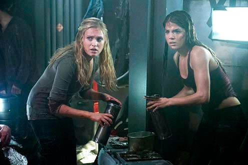 The 100 - Season 1 - "Contents Under Pressure" - Eliza Taylor and Marie Avgeropoulos
