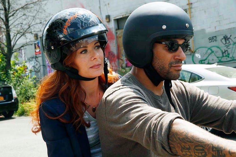 The Mysteries of Laura - Season 1 - "The Mystery of  the Biker Bar" - Debra Messing and Jay Hieron