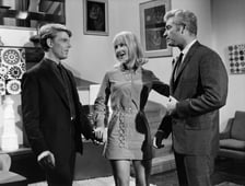 Man in a Suitcase, Season 1 Episode 29 image