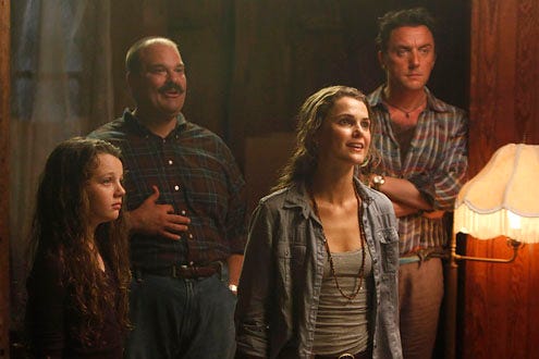 Running Wilde - Season 1 - "Into the Wilde" - Stefania Owen as Puddle, Mel Rodriguez as Mico, Keri Russell as Emmy and Peter Serafinowicz as Fa'ad