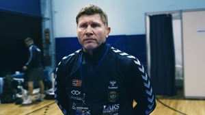 Hodet i klemme, Season 1 Episode 4 image