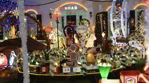 The Great Christmas Light Fight, Season 3 Episode 4 image