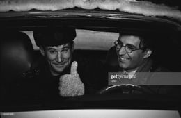 Caroline in the City, Season 2 Episode 13 image