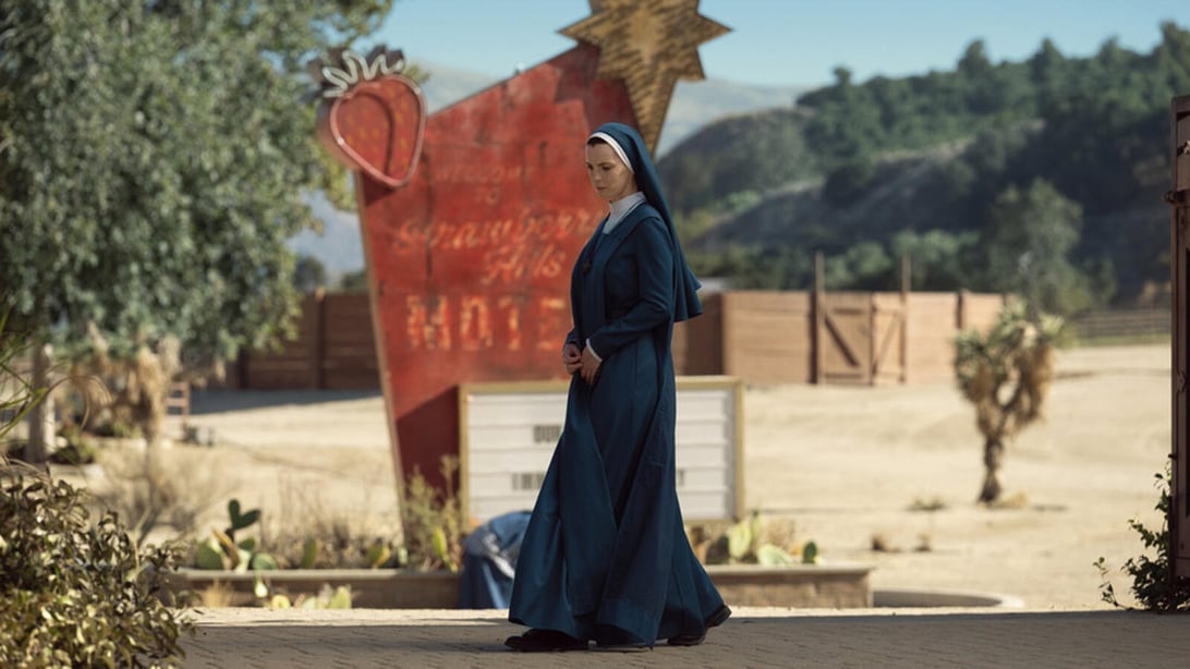 Betty Gilpin, Mrs. Davis