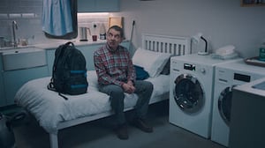 Man vs. Bee, Season 1 Episode 2 image